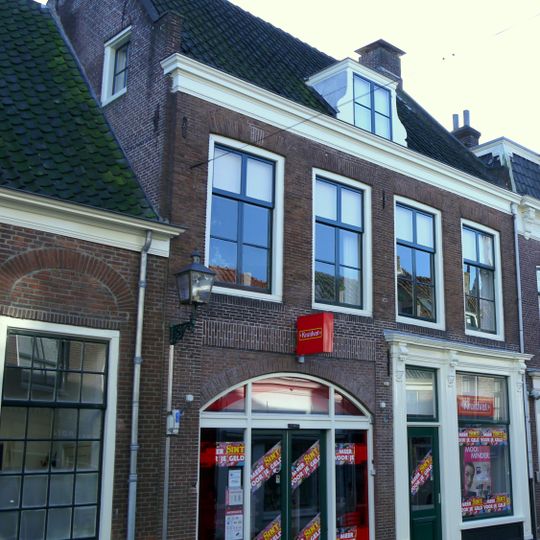 Winkel-woonhuis met kroonlijstgevel