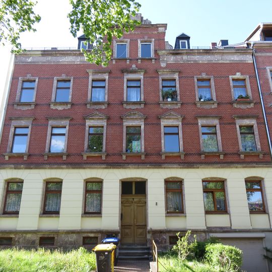 Mietshaus in geschlossener Bebauung mit Vorgarten Ebersdorfer Straße 3