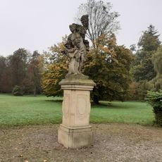 Socha Persea v zámeckém parku v Liběchově