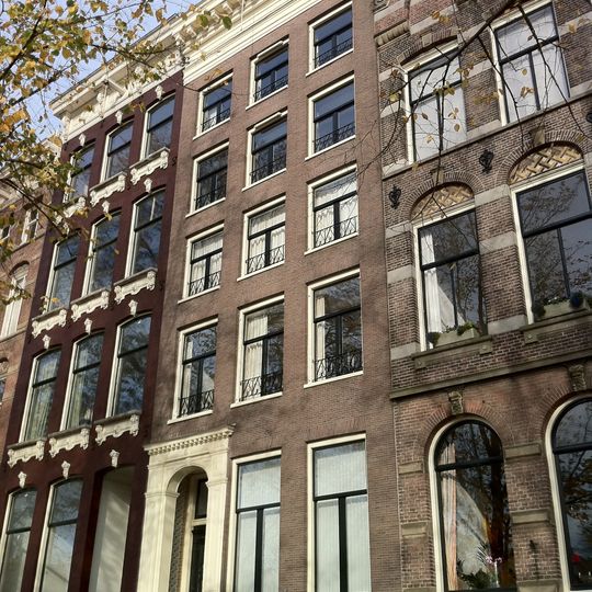 Pand met gevel onder rechte klossenlijst