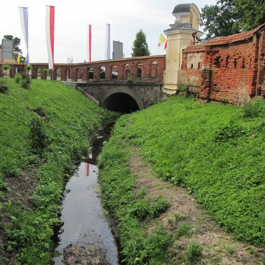 Ogrodzenie z bramami