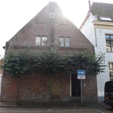 Ongenummerde ingang naast het pand zuiderkerkstraat 2