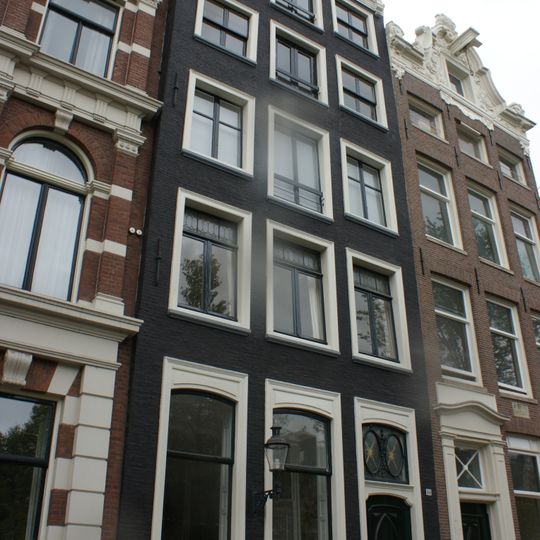 Pand met gevel onder rechte lijst met consoles