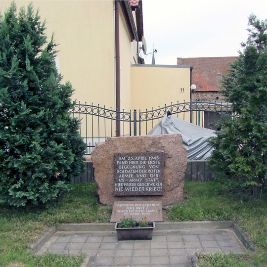 Gedenkstein für Treffen der Roten Armee mit US-Armee am 25.04.1945 Zum Elbblick 11