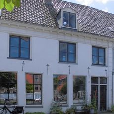 Pand met gepleisterde gevel met rechte kroonlijst