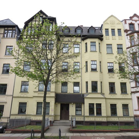 Mietshaus in geschlossener Bebauung mit Vorgarten Weststraße 66