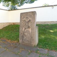 Náhrobník u kostela Nejsvětější Trojice v Českém Brodu