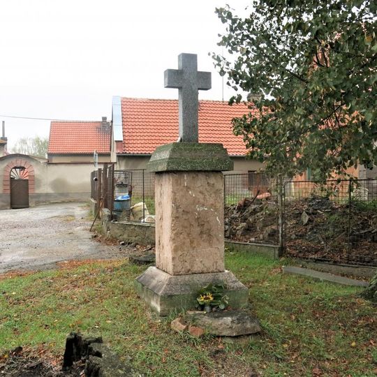 Kříž na rozcestí u domu 41 v Mezouni
