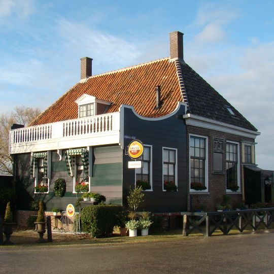Het Heerenhuis, polderhuis van de Starnmeer en Kamerhop. Tegen de dijk gebouwd rechthoekig huis met schilddak, tevens uitspanning