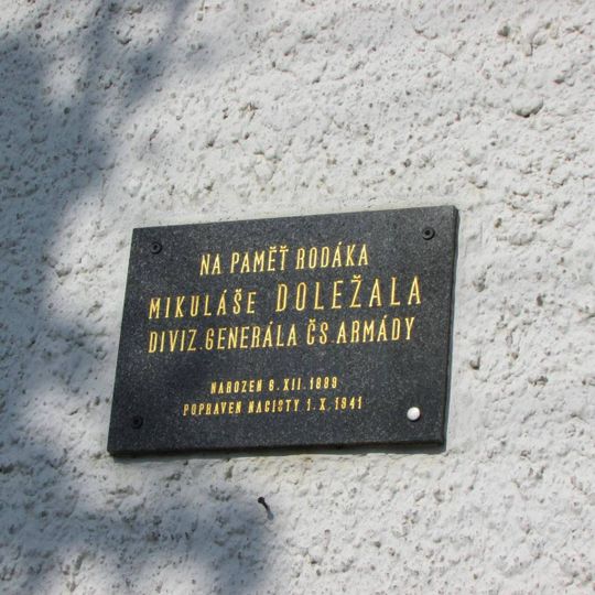 Pamětní deska na domě čp.15 v místní části Vlásenice-Drbohlavy