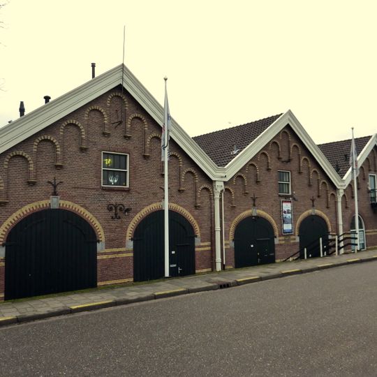 Loodsen en kantoor ten behoeve van de havenmeester, plaatselijk bekend als de "Petotjohloods"