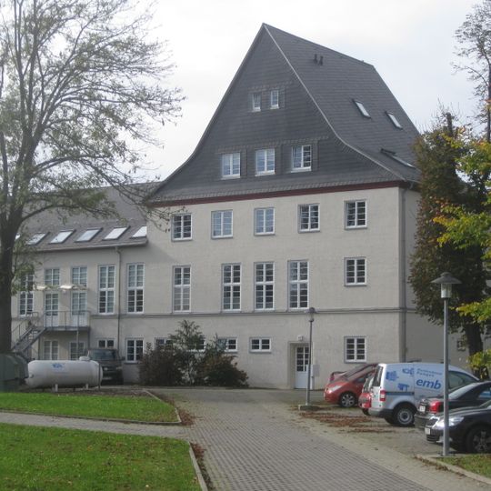 Betriebsgebäude mit Wohnungen einer öffentlichen Badeanstalt Schulstraße 60