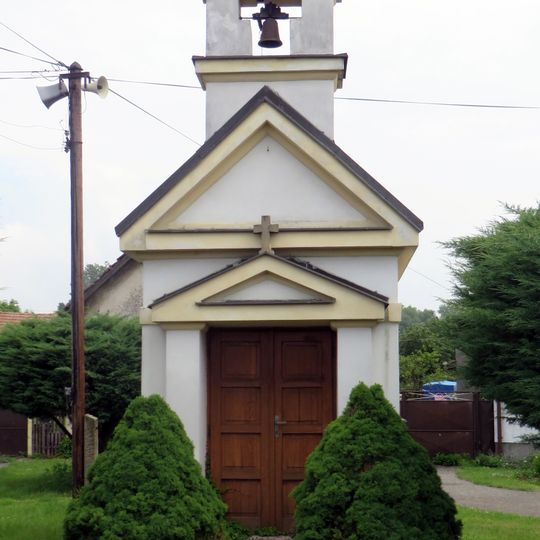 Kaplička na návsi ve Vápensku