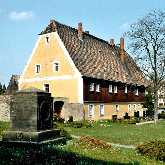 Pfarrhaus und Scheune eines Pfarrhofes Karl-Marx-Straße 15