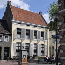 Pand onder hoog zadeldak