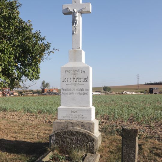 Kříž u silnice v Dolních Lažanech