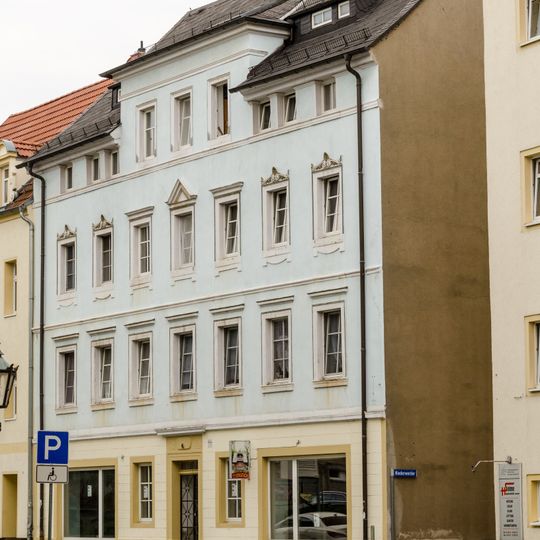 Wohnhaus in halboffener Bebauung Theaterstraße 4