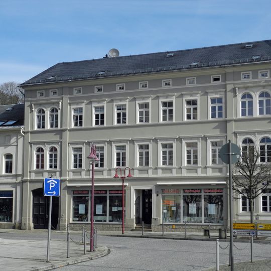 Wohnhaus in geschlossener Bebauung, Fassade mit Wandpilastern gegliedert Markt 9