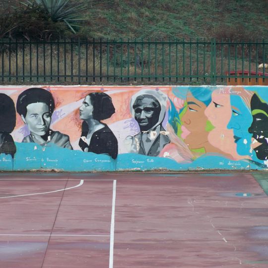 Mural que presenta en una línea cronológica varias figuras pioneras del movimiento feminista, Angela Davis, Simone de Beauvoir, Clara Campoamor y Sojourner Truth, junto a la pregunta «¿Las conoces?».
