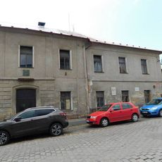 Pamětní deska Gabriele Roubalové na budově zámku v Radnicích