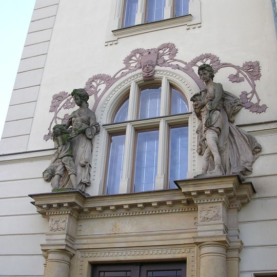 Sochy nad levým portálem školy na Lyčkově náměstí