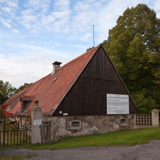 Einzeldenkmal der Sachgesamtheit Rittergut Bräunsdorf, später Waisen- und Korrektionsanstalt: Doppelwohnhaus: ehemaliges Beamtenwohnhaus Hainichener Straße 5; 7