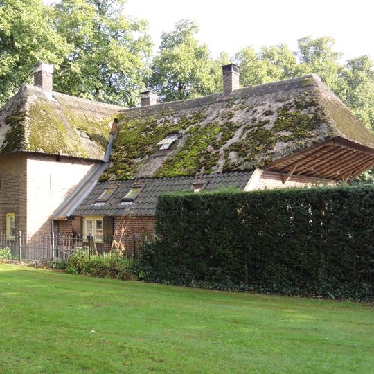 Boerderij, waarvan het met een rieten schilddak gedekte woonhuis dwars op de stal gebouwd is