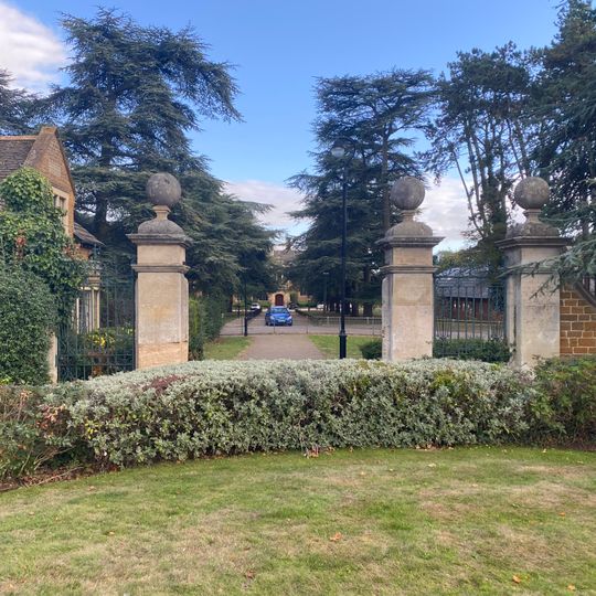 Entrance Gateway North West Of Manfield Orthopaedic Hospital