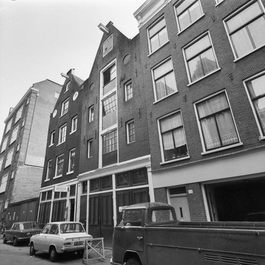Pakhuis met puntgevel