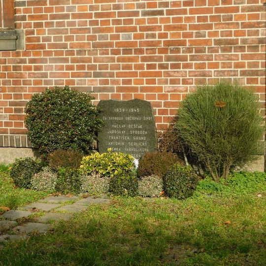 Pomník obětem 2. světové války u staré kanalizační čistírny v Bubenči