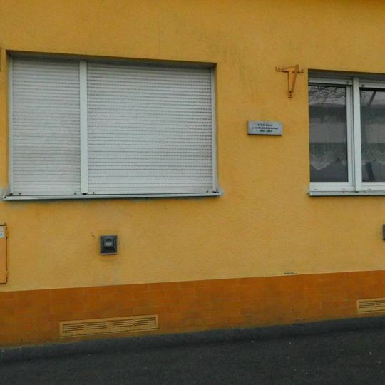 Pamětní deska Milana Machovce na domě U Průhonu 1142/4 v Holešovicích