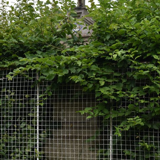 Kříž v Čerňovicích v zahradě