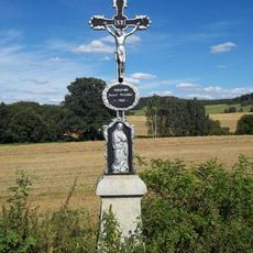 Kříž jižně od Deštné u rozcestí