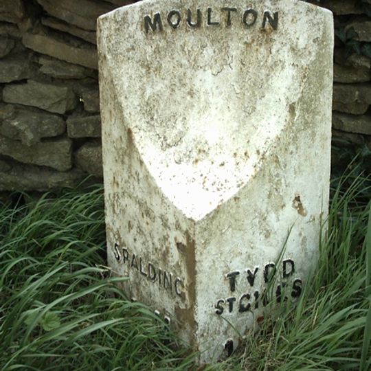 Milepost, near Austendike Hall, Austendike Road