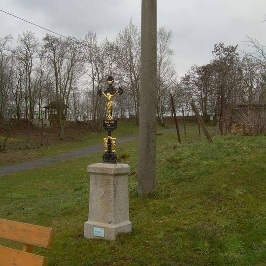 Kříž v Puclicích u cesty do Křenov