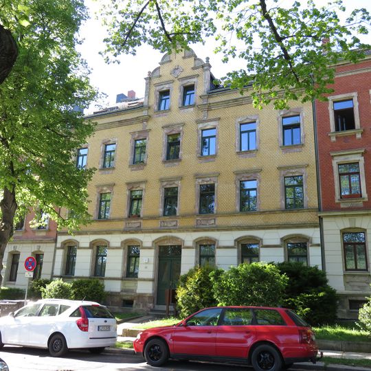 Mietshaus in geschlossener Bebauung mit Vorgarten Ebersdorfer Straße 17