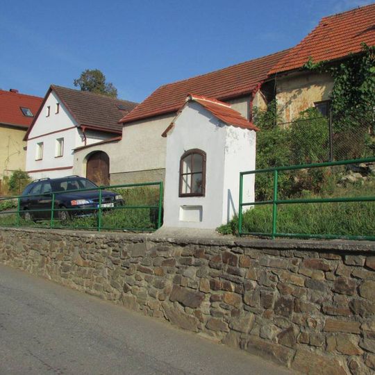 Kaplička v Červené Řečici u silnice do Milotiček