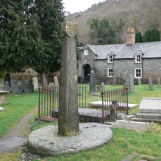 Churchyard Cross, High Street (s Side)