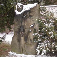 Kamenná plastika v Horní ulici u urnového háje v Žďáru nad Sázavou