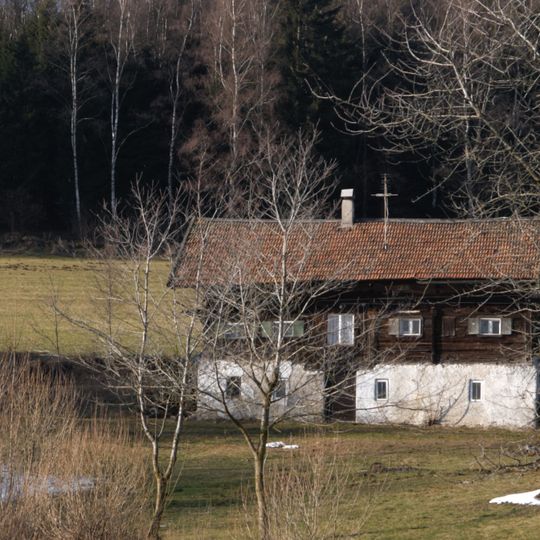 Kleinhaus mit Blockbau-Obergeschoss und Giebellaube