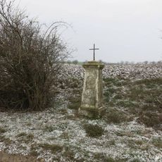 Kříž u polní cesty západně od Račiněvsi