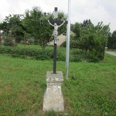 Kříž na jihu Nového Rychnova u křižovatky na Čejkov