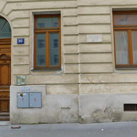 Pamětní deska Zdenky a Věroslava Bergrových na domě Marie Cibulkové 374/30 v Praze