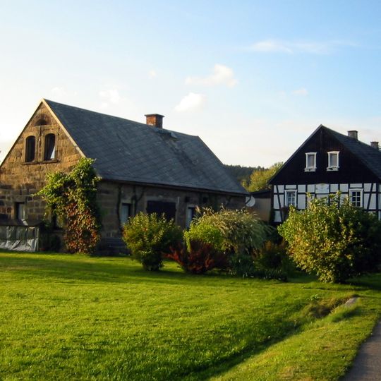 Handwerks-Dreiseithof mit Wohnstallhaus , Schmiede und Wirtschaftsgebäude Waldbadstraße 14