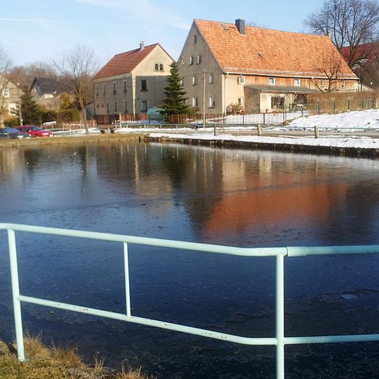 Dorfteich mit steinerner Einfassung Seitenweg 3