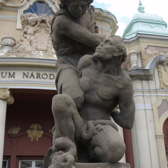 Sousoší Anděl a Ďábel před Lapidáriem na Výstavišti Praha