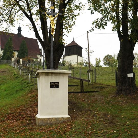 Krucifix pod alejí ke kostelu v Mcelách