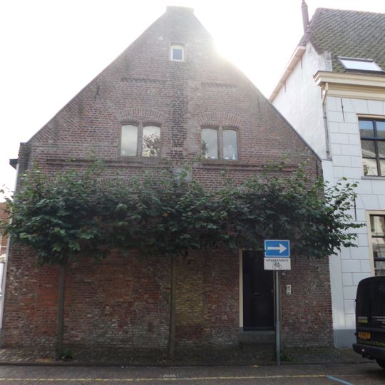 Ongenummerde ingang naast het pand zuiderkerkstraat 2