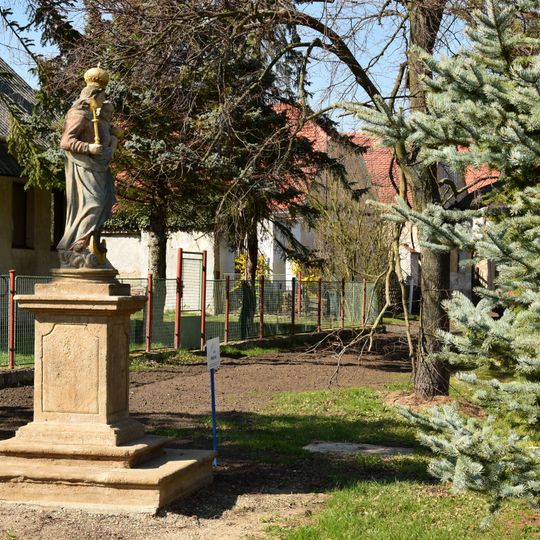 Socha Madony u kostela v Morech u Podbořan