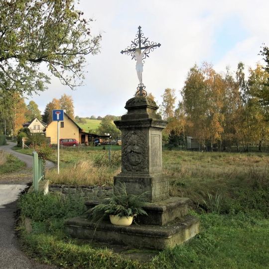Kříž na rozcestí u mostu přes Lužničku v Horním Podluží